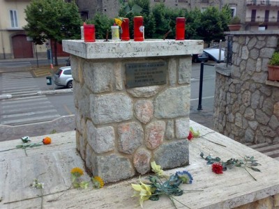 basamento del busto trafugato di Padre Pio