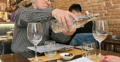 Turisti in Italia, attenzione al conto. Hotel si rifiuta di fornire acqua del rubinetto ai turisti