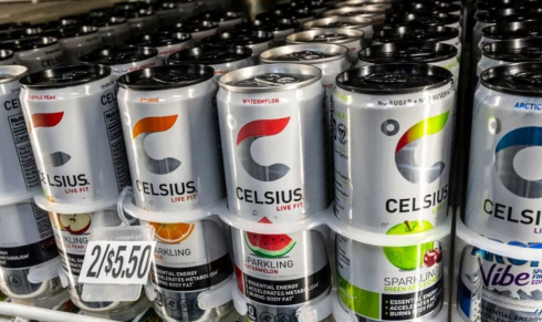 Errore fatale nell'imbottigliamento: i bambini hanno bevuto inconsapevolmente alcol dalle lattine energetiche