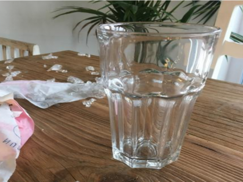 Shock: bicchiere IKEA esplode e ferisce la cornea di una donna