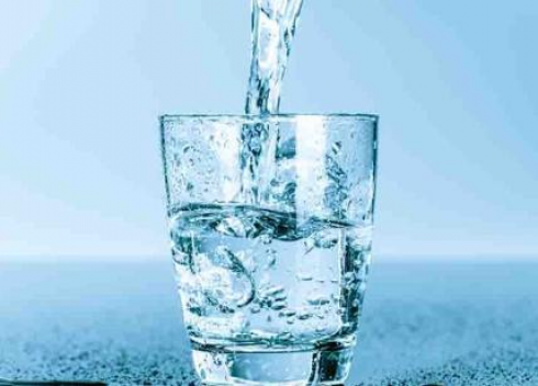 Iperidratazione, bere troppa acqua fino all’ospedale