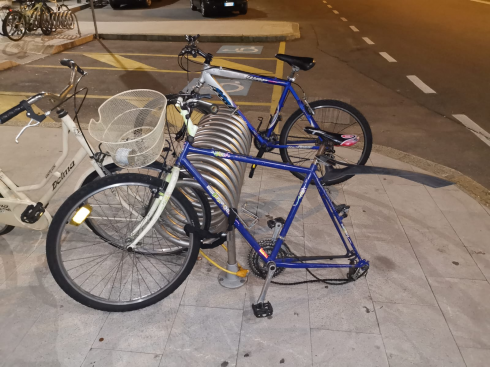 Emergenza furti di biciclette: presi di mira le rastrelliere per bici sparse un po’ nelle città. 