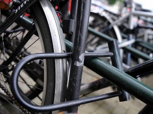 bicicletta con lucchetto bicicletta con lucchetto