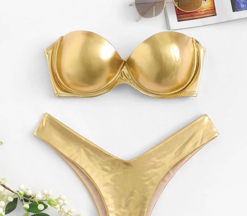 Acquisti online e curiosità. Francia: ordina su Internet un costume da bagno per sua moglie e riceve invece lingotti d'oro.