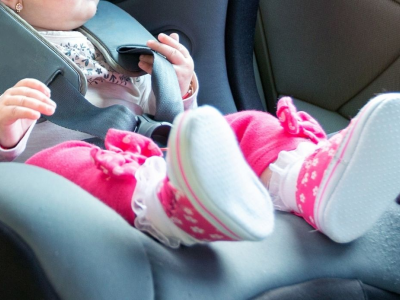 Milano, bimba di otto mesi lasciata in auto per andare a una festa di matrimonio