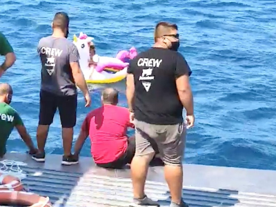Grecia, bimba trascinata al largo in mare con l'unicorno gonfiabile dalle correnti: la recupera un traghetto - VIDEO