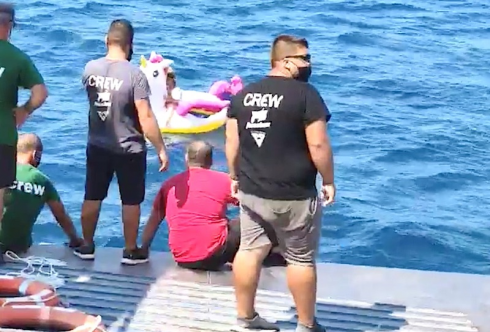 Grecia, bimba trascinata al largo in mare con l'unicorno gonfiabile dalle correnti: la recupera un traghetto - VIDEO