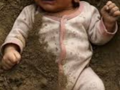 La mano di un neonato spunta da terra: un pastore salva in extremis un bimbo di 15 giorni sepolto vivo – Ecco il video del salvataggio