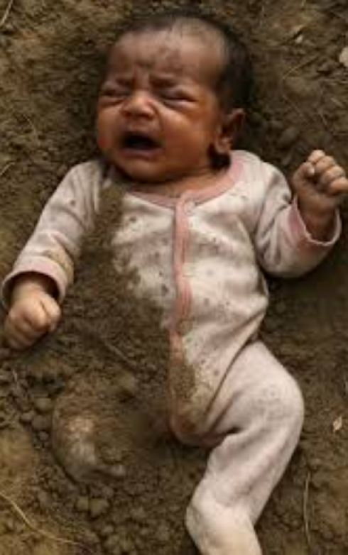 La mano di un neonato spunta da terra: un pastore salva in extremis un bimbo di 15 giorni sepolto vivo – Ecco il video del salvataggio