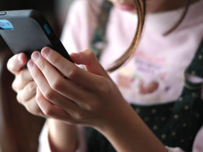 Bimba di nove anni denuncia alla Polizia la madre che le ha distrutto l’Iphone