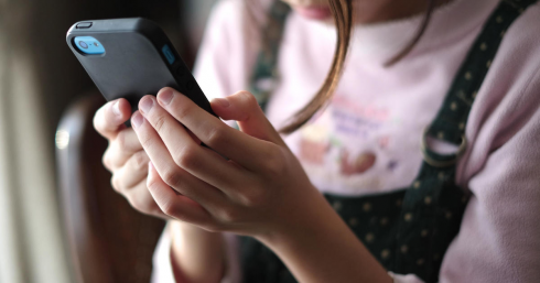 Bimba di nove anni denuncia alla Polizia la madre che le ha distrutto l’Iphone