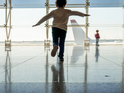 Video bambino sul nastro trasportatore in movimento dei bagagli all’aeroporto dopo essere sfuggito ai genitori