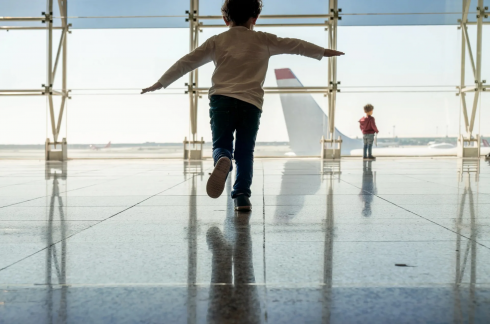 Video bambino sul nastro trasportatore in movimento dei bagagli all’aeroporto dopo essere sfuggito ai genitori