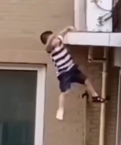 Miracolo in Cina, bimbo di 2 anni salvo dopo un volo da quattro piani – VIDEO. 
