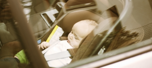 Zurigo, neonato intrappolato in un'auto. La polizia lo libera. Nelle stesse ore si è verificato un caso analogo a Legnano
