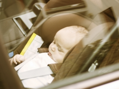 Zurigo, neonato intrappolato in un'auto. La polizia lo libera. Nelle stesse ore si è verificato un caso analogo a Legnano