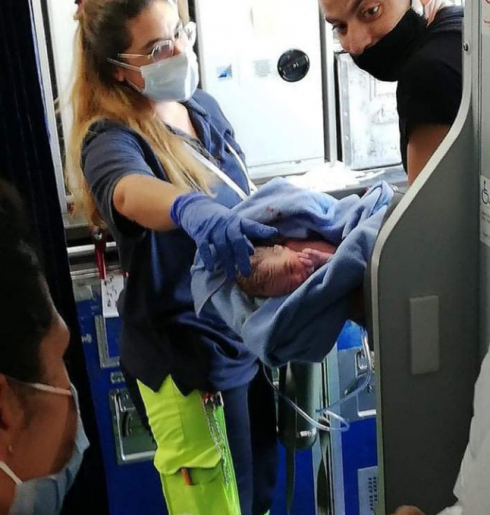 Partorisce in volo con lʼaiuto del personale: figlio volerà gratis a vita con la compagnia