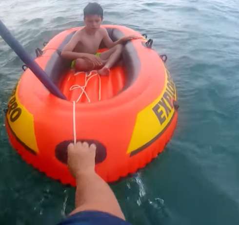 Video del bambino alla deriva sul canotto gonfiabile