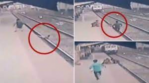 Bambino cade sui binari della ferrovia, salvato da un ferroviere eroe. 