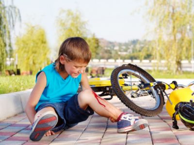 Il bambino cade nel parco giochi e si fa male? Il Comune deve risarcirlo sempre se il danno era “inevitabile”. 