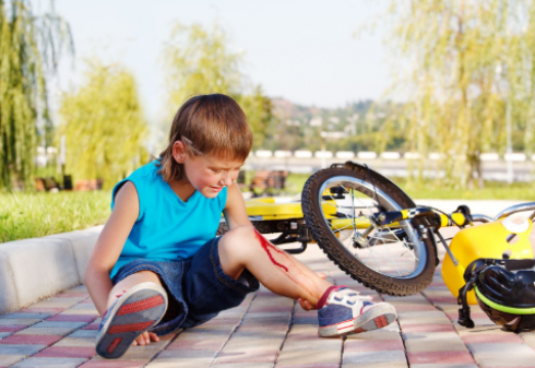Il bambino cade nel parco giochi e si fa male? Il Comune deve risarcirlo sempre se il danno era “inevitabile”.