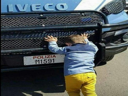 bimbo ferma blindato polizia NO TAP bimbo ferma blindato polizia NO TAP