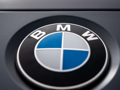 BMW richiama più di 61.000 auto nel mondo: errori del software possono causare guasti al motore