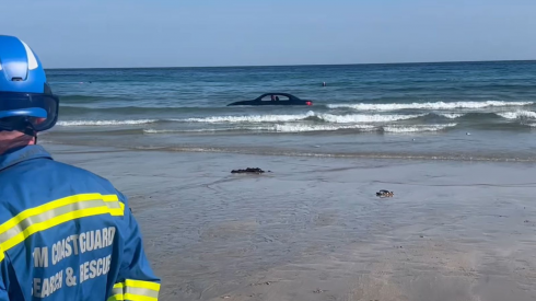 Una BMW Cabrio posteggiata in spiaggia ma resta bloccata per la marea – Il video