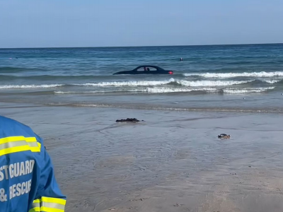 Una BMW Cabrio posteggiata in spiaggia ma resta bloccata per la marea – Il video