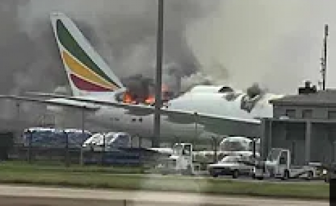 Boeing 777 della Ethiopian Airlines in fiamme sulla pista dell’aeroporto di Shanghai – Video