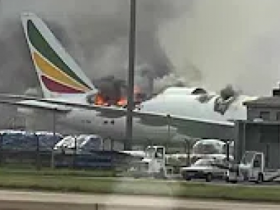 Boeing 777 della Ethiopian Airlines in fiamme sulla pista dell’aeroporto di Shanghai – Video