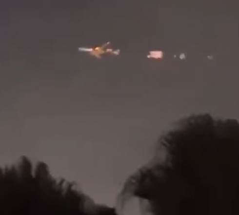 Boeing costretto a effettuare un atterraggio di emergenza a Miami per un incendio del motore poco dopo il decollo – Video 
