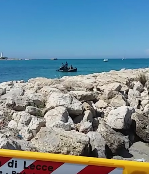Bomba a San Cataldo. A due passi dalla spiaggia il video amatoriale del recupero