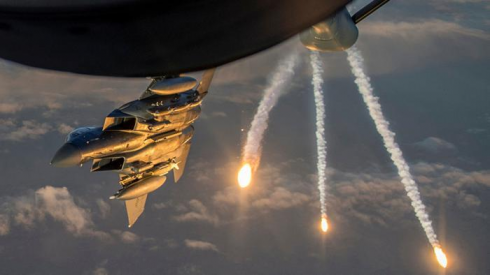 La coalizione internazionale guidata dagli USA ha bombardato una provincia siriana con fosforo bianco.