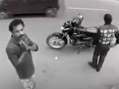 La polizia di Mumbai, in India, ha diffuso un video esilarante di un borseggiatore che restituisce il portafoglio dopo essersi accorto di essere stato ripreso da una telecamera di videosorveglianza che mostra il momento. 