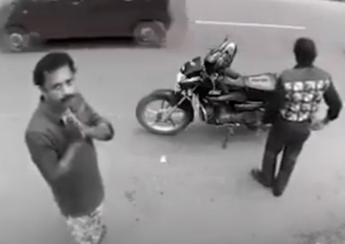 La polizia di Mumbai, in India, ha diffuso un video esilarante di un borseggiatore che restituisce il portafoglio dopo essersi accorto di essere stato ripreso da una telecamera di videosorveglianza che mostra il momento.