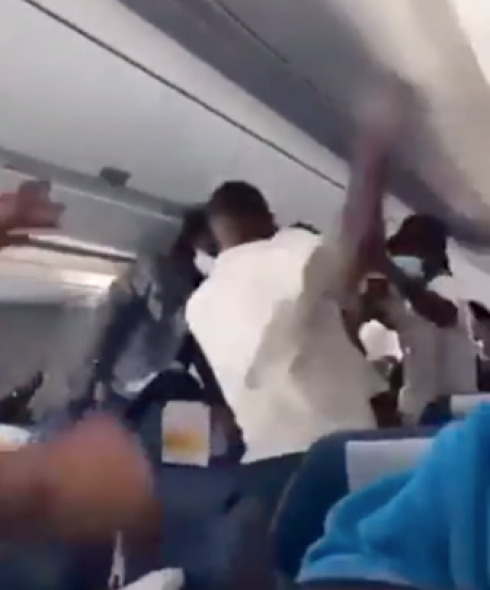Maxi rissa su volo Air Caraïbes: steward ferito, tre uomini arrestati all'atterraggio - VIDEO 