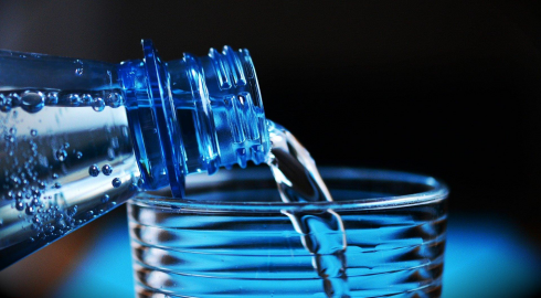 Allarme in bottiglia: milioni di nanoplastiche nascoste nelle bottiglie d’acqua vendute nei supermercati