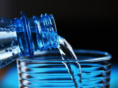 Allarme in bottiglia: milioni di nanoplastiche nascoste nelle bottiglie d’acqua vendute nei supermercati