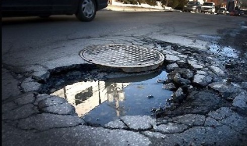 L’ente proprietario della strada deve risarcire il motociclista caduto a causa della buca. 