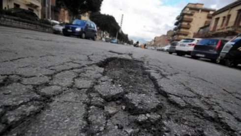 Centauro morto nell’incidente per la buca sull’asfalto, condannati i dirigenti comunali