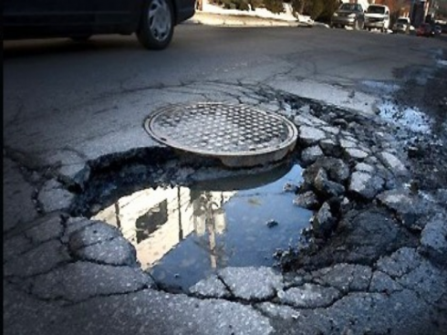 buca stradale con acqua a Lecce