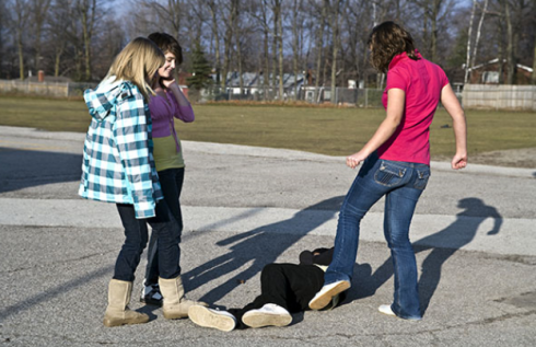 Bullismo al femminile: in aumento il fenomeno  del bullismo tra le adolescenti con delle vere e proprie baby gang femminili