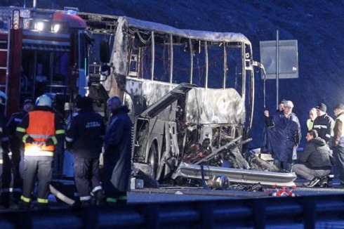 Bulgaria, si schianta autobus a sud di Sofia: almeno 46 morti, 12 sono bambini. 