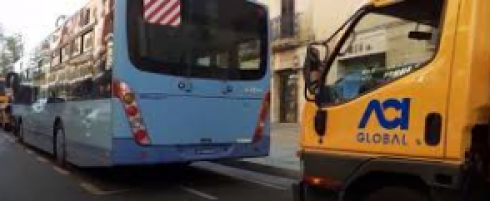 Lecce. Centro Urbano. Il bus del trasporto urbano in panne, traffico in tilt e i passeggeri rimangono appiedati - VIDEO