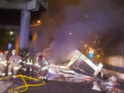 Bus precipita giù da un cavalcavia e va a fuoco, almeno 21 morti - Video