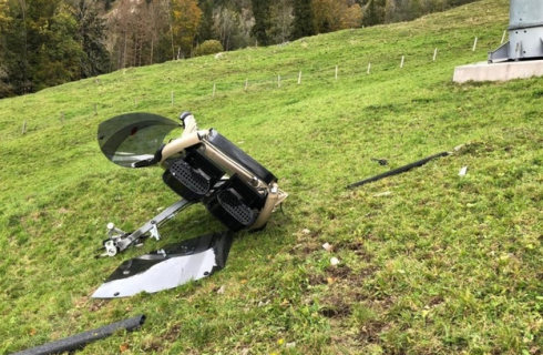 Svizzera, una cabina della funivia si schianta al suolo