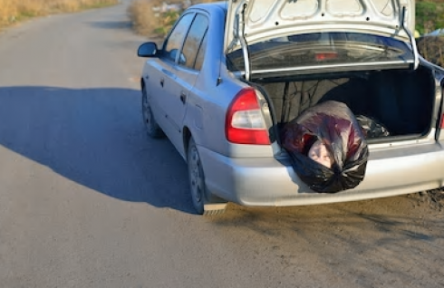 Violenza sulle donne: fermato col cadavere della moglie in una valigia nel bagagliaio dell'auto su cui viaggiava con i suoi due figli di 6 e 7