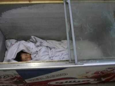cadavere di bambino in congelatore