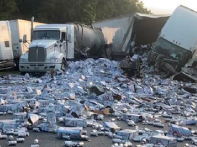 Florida, camion si ribalta in autostrada e perde il carico di birre in lattina - Video